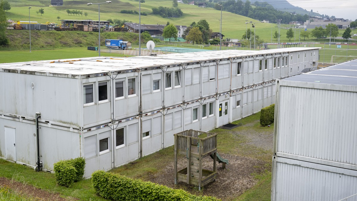 Die Wohncontainer der provisorischen Asylunterkunft auf dem Sportplatz Luterbach in Kuessnacht am Rigi am Freitag, 9. Mai 2025. Am kommenden Wochenende sitmmt das Volk des Bezirk Kuessnacht am Rigi ue ...