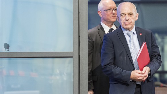 Bundesrat Ueli Maurer, rechts, und Adrian Hug, Direktor der Eidgenoessischen Steuerverwaltung ESTV, schreiten zur Medienkonferenz, an der beide die Argumente fuer die neue Finanzordnung 2021 eroertern ...