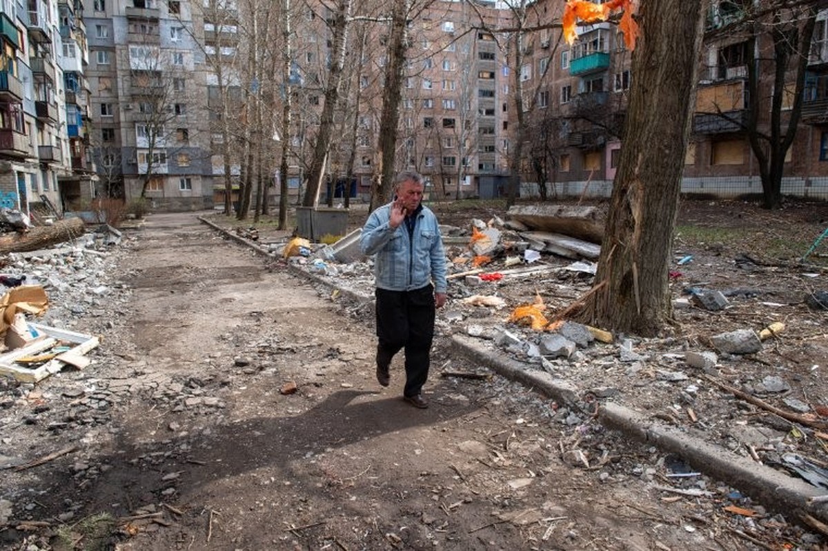 Un homme passe devant des immeubles résidentiels endommagés par des frappes de bombes glissantes russes dans la ville de Kostiantynivka, située en première ligne dans la région du Donbass.