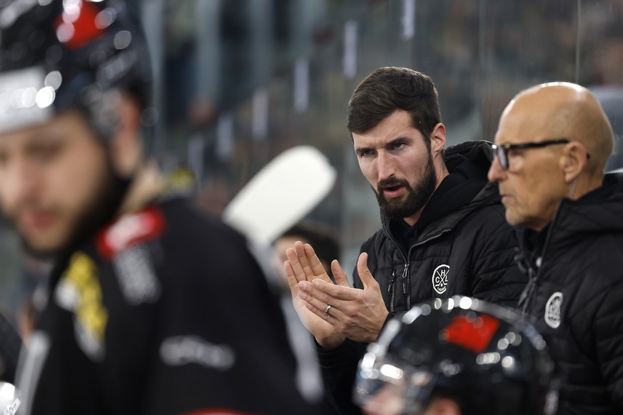 Luganos Cheftrainer Luca Gianinazzi im Eishockey Meisterschaftsspiel der National League zwischen EHC Biel und HC Lugano, am Samstag, 3. Dezember 2022, in der Tissot Arena in Biel. (KEYSTONE/Peter Kla ...