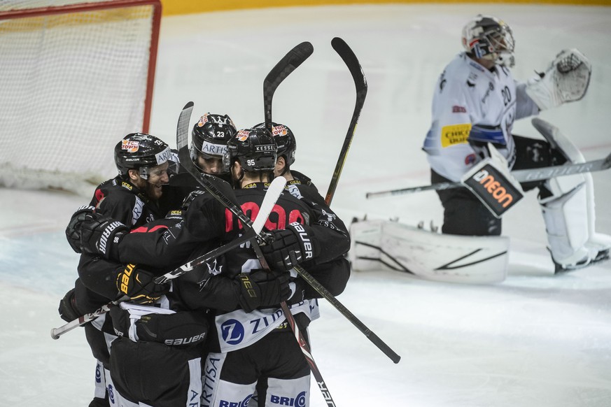 Lugano&#039;s player Stefan Ulmer, Lugano&#039;s player Giovanni Morini, Lugano&#039;s player Thomas Wellinger and Lugano&#039;s player Dario Buergler, from left, celebrate the 4-0 goal, during the pr ...