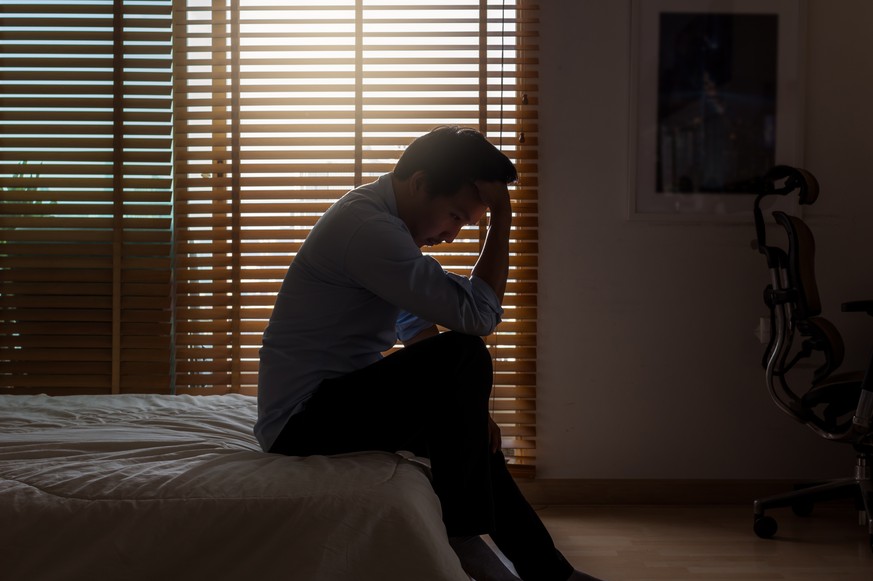 Symbolbild: Hangover im Bett. Das bin nicht ich, der sieht mir nur bei den richtigen Lichtverhältnissen ein bisschen ähnlich.