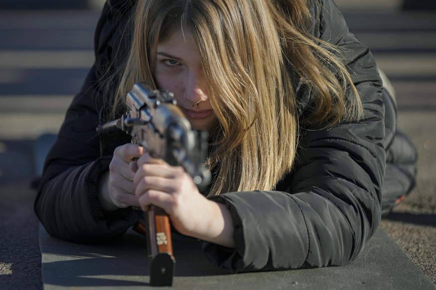 A young woman holds a weapon during a basic combat training for civilians, organized by the Special Forces Unit Azov, of Ukraine&#039;s National Guard, in Mariupol, Donetsk region, eastern Ukraine, Su ...