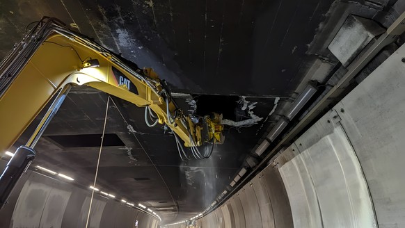 HANDOUT - Bauarbeiten an der defekten Decke im Gotthard-Strassentunnel in der Naehe des Nordportals bei Goeschenen am Dienstag, 12. September 2023. Der Gotthard-Strassentunnel ist seit Sonntag, 10. Se ...