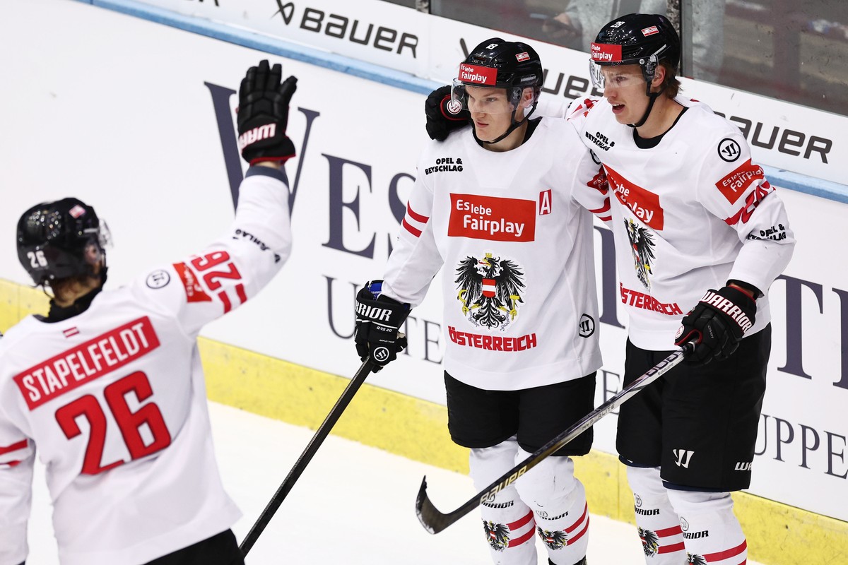 epa11300832 Austria's Benjamin Baumgartner (C) celebrates with teammates after scoring the 2-1 goal during the friendly international ice hockey match between Germany and Austria in Garmisch-Part ...