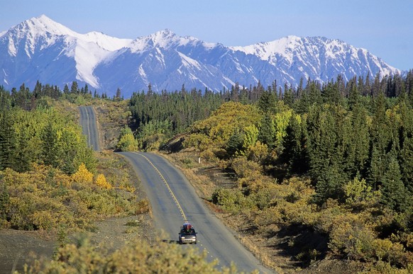 Alaska Highwayand front range of St. Elaj Mountains, Kluane National Park, Yukon, Canada. PUBLICATIONxNOTxINxUSA Copyright: x AllCanadaPhotos.comx 1990-55033