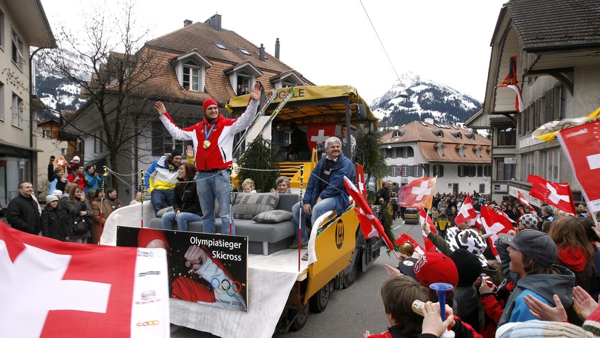 Mike Schmid, Goldmedaillen Gewinner im Ski Cross an den Olympischen Spielen in Vancouver, Kanada, wird am Sonntag, 28. Februar 2010, in Frutigen BE bei seinem Empfangsumzug durch das Dorf gefeiert. (K ...