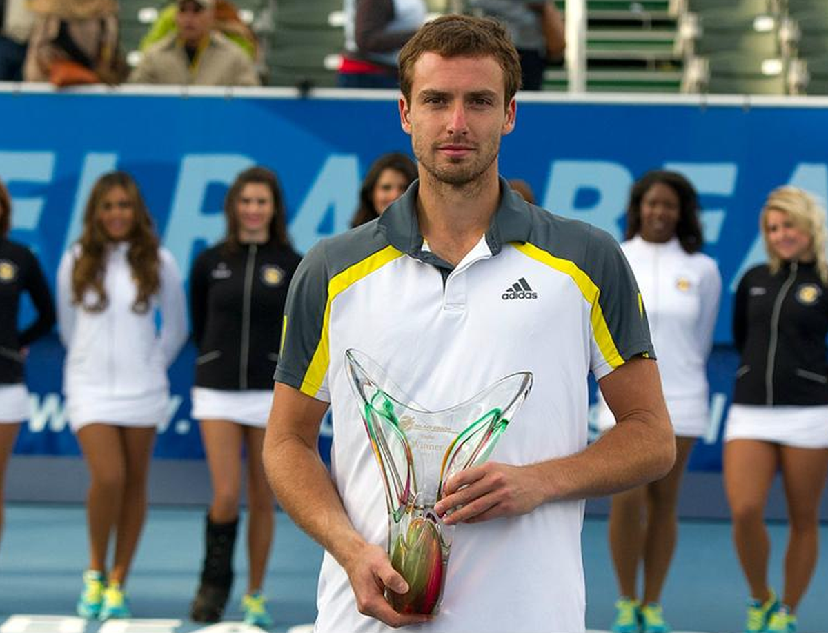 Etwas Schamröte im Gesicht von Sieger Ernests Gulbis. Hat wohl den Sexualkundeunterricht in Lettland geschwänzt. Pokal: ATP-Turnier in Delray Beach (USA).