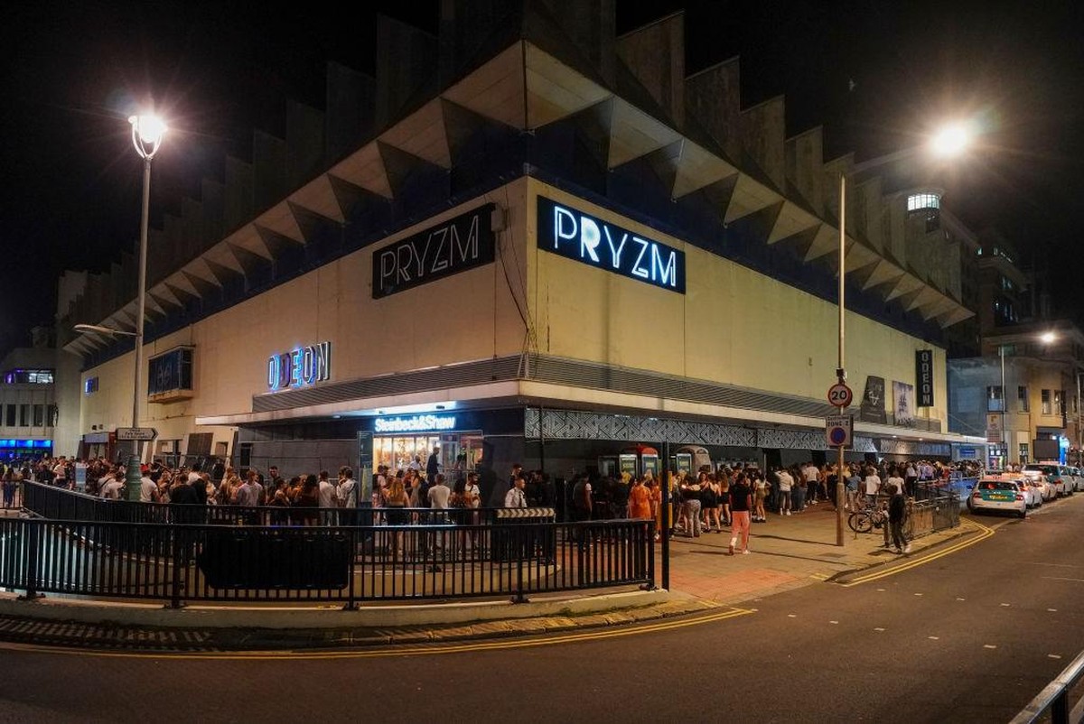 Menschen warten vor dem Pryzm Nachtclub in Brighton England, um den Freedom Day und das Ende der Corona-Massnahmen zu feieren