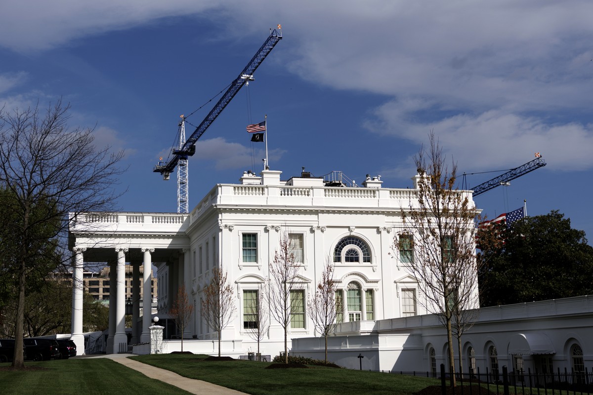 epaselect epa12862782 A crane behind the White House in Washington, DC, USA, 31 March 2026. A US judge has ordered a halt to construction of a ballroom proposed by President Trump. EPA/WILL OLIVER