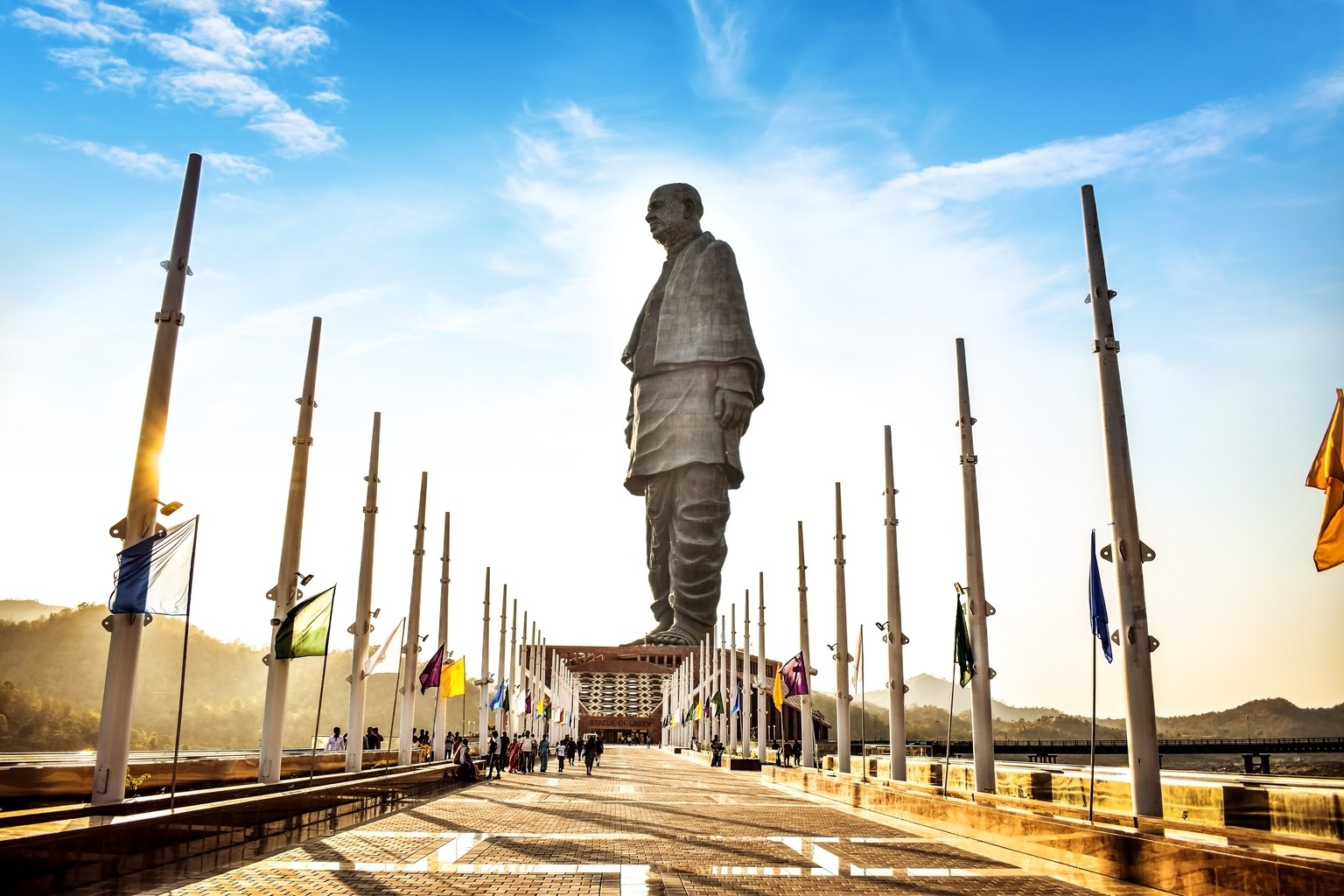 statue of unity gujarat india Die Statue der Einheit (Hindi एकता की प्रतिमा, englisch Statue of Unity, Gujarati સ્ટેચ્યુ ઑફ યુનિટી „Statue der Einheit“; Hindi एकत्व मूर्ति „Einheitsstatue“) ist eine K ...