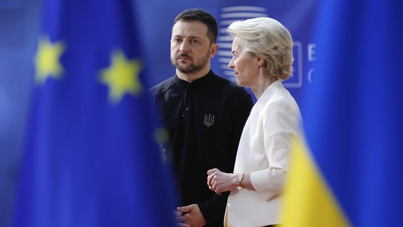 European Commission President Ursula von der Leyen, right, speaks with Ukraine&#039;s President Volodymyr Zelenskyy as they arrive for an EU Summit at the European Council building in Brussels, Thursd ...