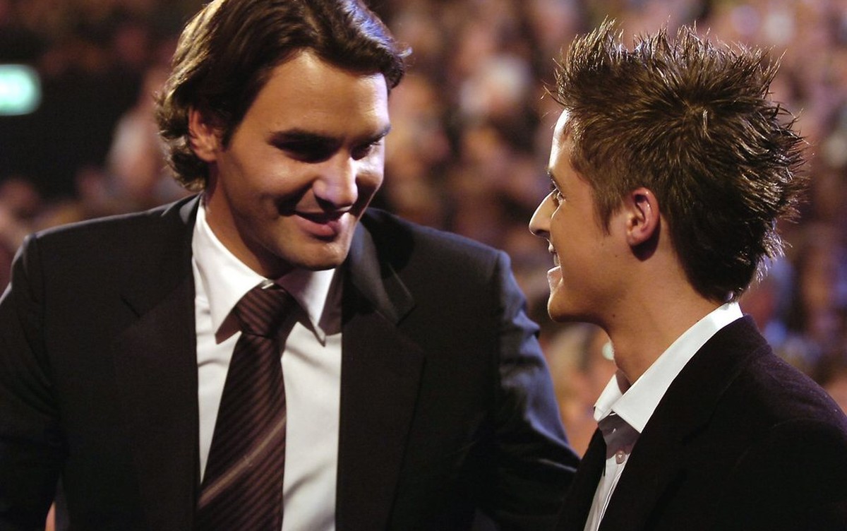 Tennisspieler Roger Federer, links, gratuliert Motorradfahrer Thomas 'Tom' Luethi dem Sportler des Jahres bei den Sports Awards 2005 Auszeichnungen am Samstag, 17. Dezember 2005 in Bern. (KE ...