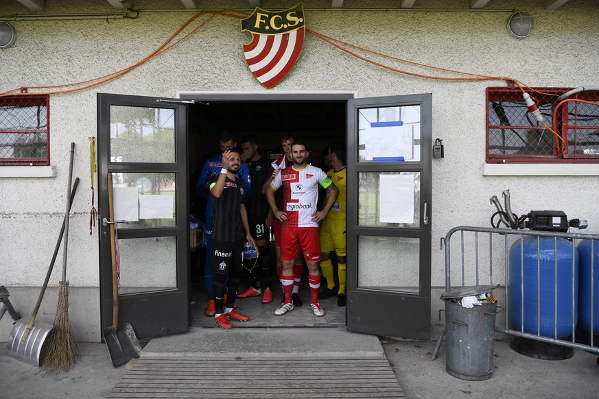 Zuerichs Antonio Marchesano, links, und Solothurns Loic Chatton, rechts, sprechen vor der 1. Runde des Fussball Schweizer Cup zwischen dem FC Solothurn und FC Zuerich, am Samstag, 14. August 2021 im S ...