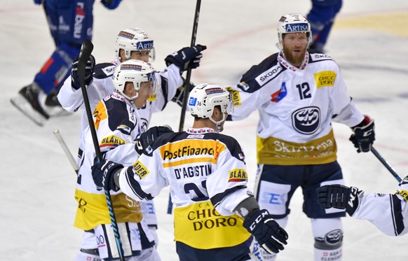 Ambris Spieler jubeln nach ihrem Treffer zur 0:1 Fuehrung, von links, Elias Bianchi, Diego Kostner, Matt D’Agostini und Jiri Novotny, beim Eishockey Meisterschaftsspiel in der Qualifikation der Nation ...