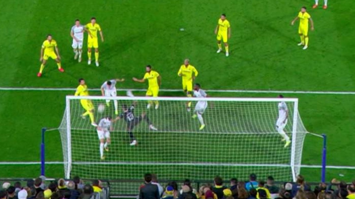 Bürgy steht beim vermeintlichen 1:1 von YB im Abseits und behindert dort den Goalie.