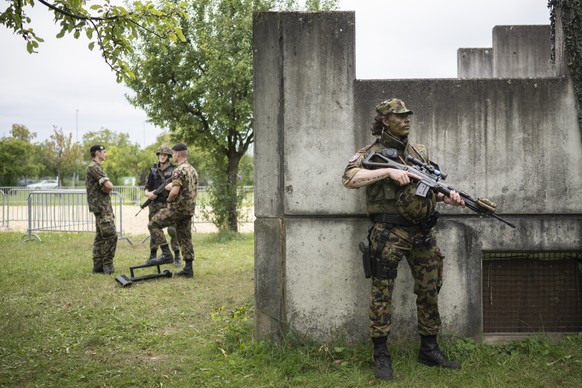 Ein Soldat posiert an der Ausstellung