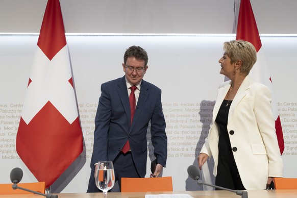 Bundesraetin Karin Keller-Sutter, rechts, und Bundesrat Albert Roesti erscheinen zu einer Medienkonferenz zu den Ergebnissen der Eidgenoessischen Abstimmungen, am Sonntag, 8. Maerz 2026, in Bern. (KEY ...