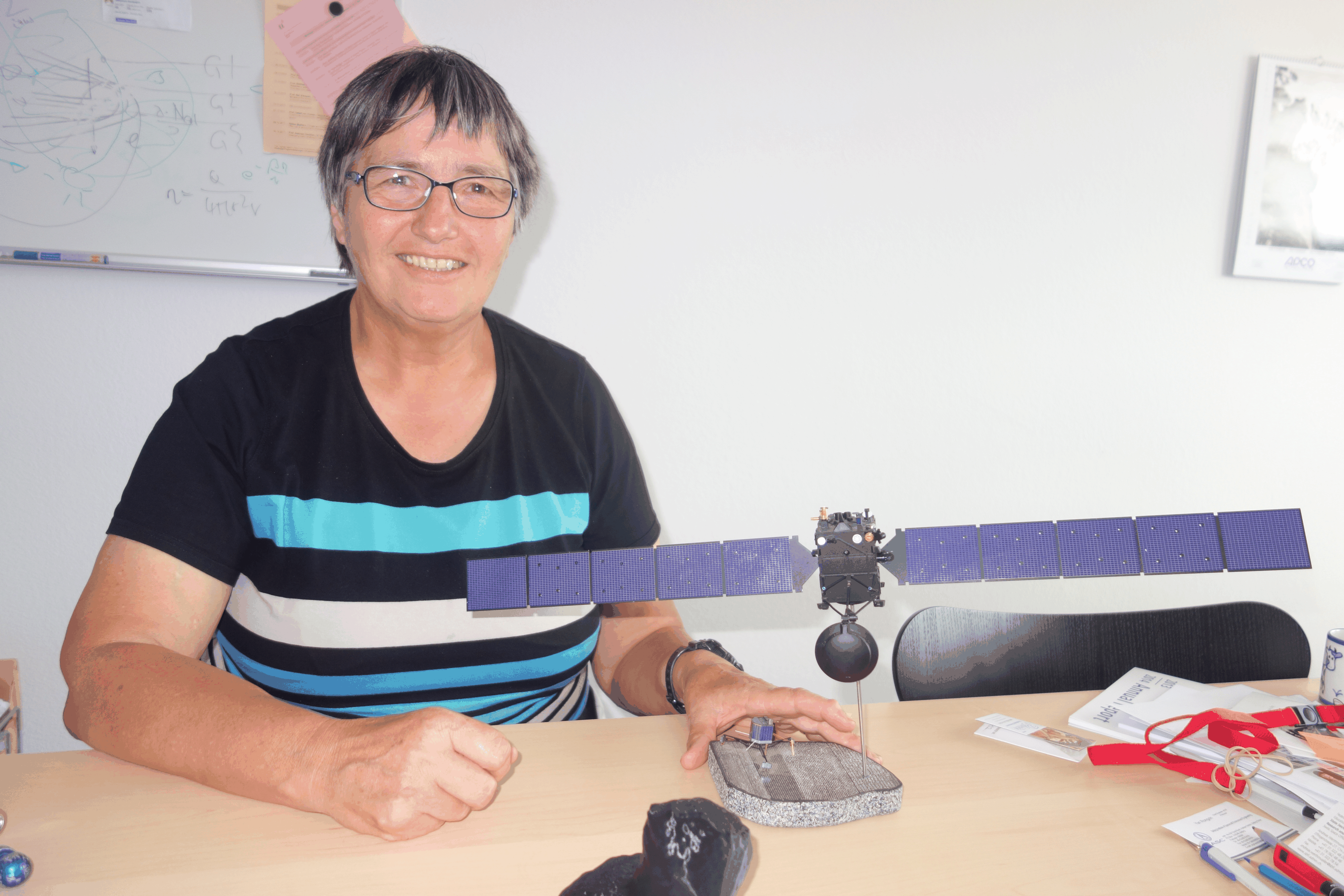 Kathrin Altwegg in ihrem Büro mit einem Modell der Raumsonde «Rosetta».