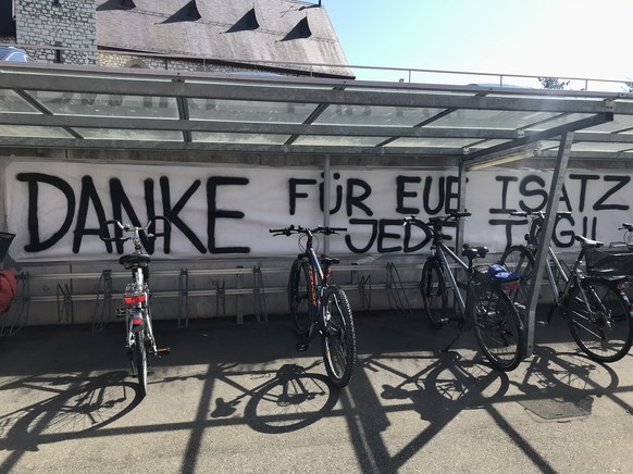 Mit einem Plakat bedankt sich die Bevölkerung bei den Mitarbeitenden des Spitals.