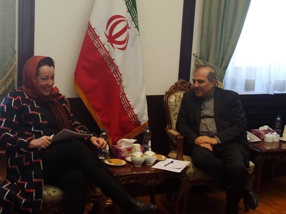 EDA-Abteilungsleiterin Maxa Tissafi im Gespräch mit dem iranischen Regierungsberater Ali Asghar Khaji (Teheran, 19. Februar).