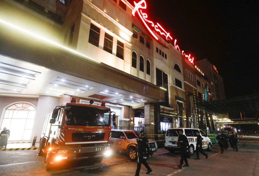 epa06004522 Philippines police secure the area of the Resorts World Manila hotel and casino complex in Pasay City, south of Manila, Philippines, 02 June 2017. Police responded following gunshots that  ...