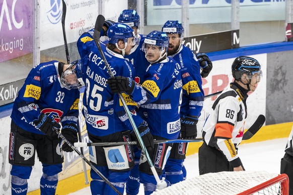 Die Freiburger jubeln nach ihrem 5. Tor, erzielt durch Lucas Wallmark, links, Headschiedsrichter Michael Tscherrig, rechts, gibt das Tor, im Spiel der Eishockey National League zwischen Fribourg-Gotte ...