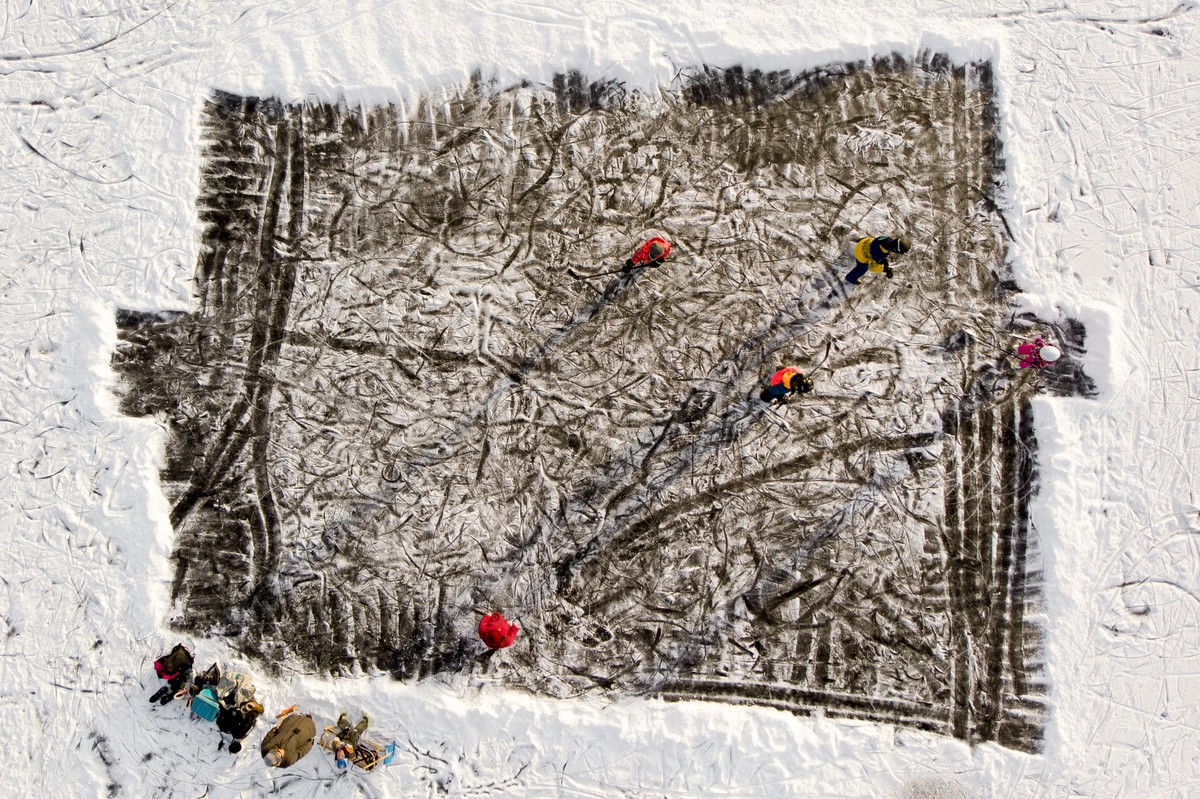 ARCHIV - ZUM JAHRESRUECKBLICK 2019 - FEATURES STELLEN WIR IHNEN FOLGENDES BILDMATERIAL ZUR VERFUEGUNG - People play ice hockey on the frozen "Lac des Tailleres" lake (1040 meters above sea l ...