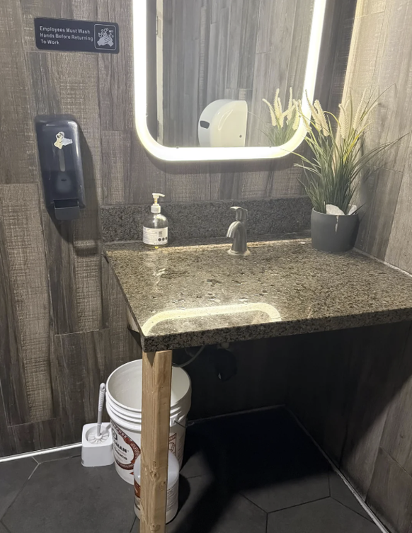 Lustige Fails: Fehlendes Waschbecken im WC