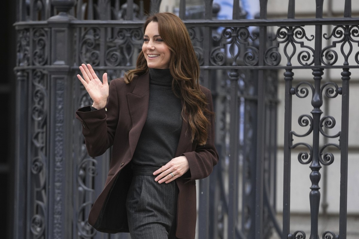Britain's Kate, Princess of Wales, waves as she leaves the National Portrait Gallery after launching a new project from The Royal Foundation Centre for Early Childhood aimed at supporting young c ...