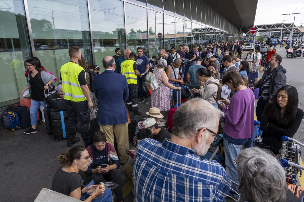 Des passagers arrivent avec leurs bagages pendant que les employes de Geneve Aeroport (AIG) sont en greve apres que le conseil d'administration de Geneve Aeroport a approuve jeudi la nouvelle pol ...