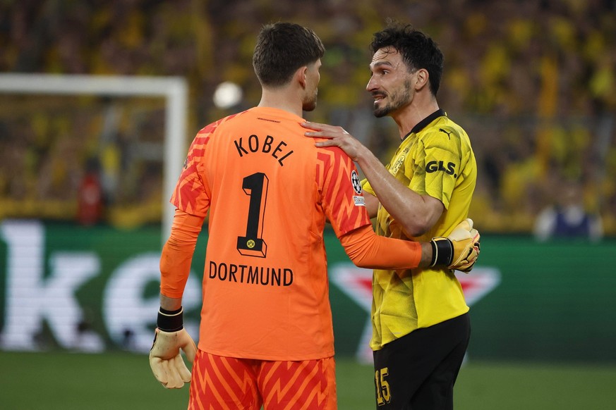 Dortmund, Deutschland, UEFA Champions League, Halbfinale Borussia Dortmund : PSG Paris Saint Germain 1-0 01. 05. 2024 im Signal-Iduna Park in Dortmund Torwart Gregor KOBEL BVB li.- und Mats HUMMELS BV ...