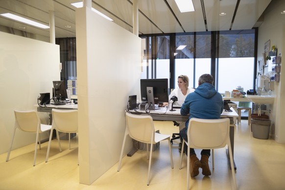 [Staged Picture, Gestellte Szene] A patient and a medical admission clerk at the patient admission of the emergency department, pictured at the Triemli Hospital in Zurich, Switzerland, on November 28, ...