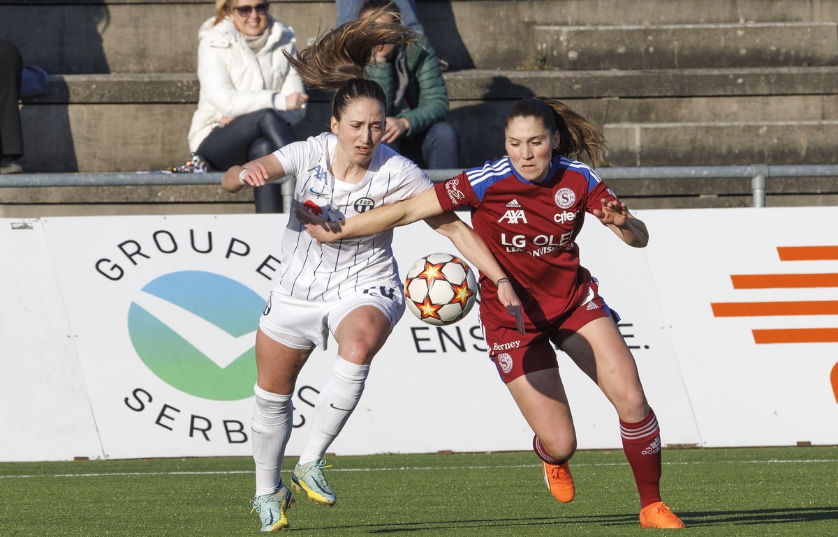 Zurich's defender Laura Vetterlein, left, fights for the ball with Servette's midfielder Sandrine Mauron, right, during the Women?s Super League soccer match of Swiss Championship between Se ...