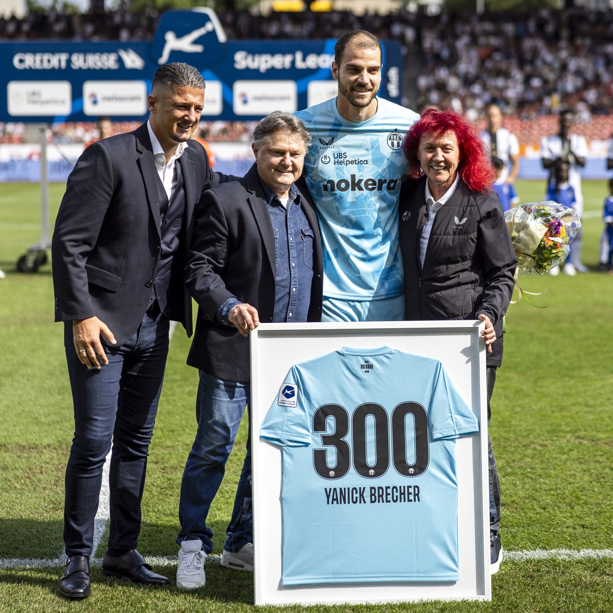 Torhueter Yanick Brecher (FCZ) (2. rechts) wird fuer sein 300. Spiel geehrt, von FCZ Sportchef Milos Malenovic, Praesident Ancillo Canepa und Heliane Canepa, (links nach rechts) im Fussball Meistersch ...