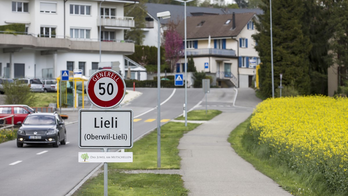 Die Ortstafel "Lieli (Oberwil-Lieli)" am Ortseingang von Oberwil-Lieli, am Mittwoch, 27. April 2016. Die Stimmberechtigten von Oberwil-Lieli AG werden am kommenden Sonntag, 1. Mai in einer R ...