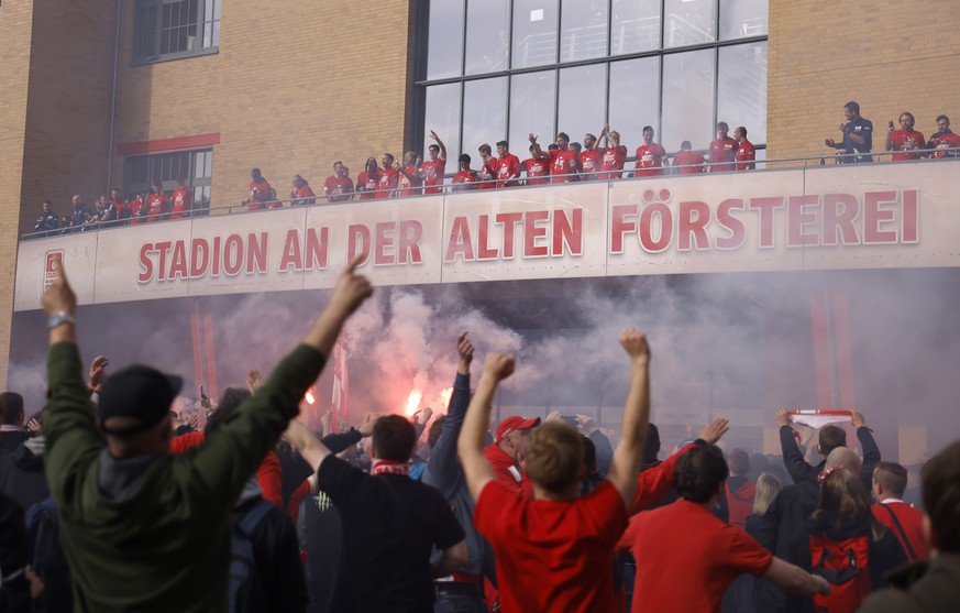 epa09220464 1. FC Union Berlin players celebrate with the fans outside the stadium following the German Bundesliga soccer match between FC Union Berlin and RB Leipzig in Berlin, Germany, 22 May 2021.  ...