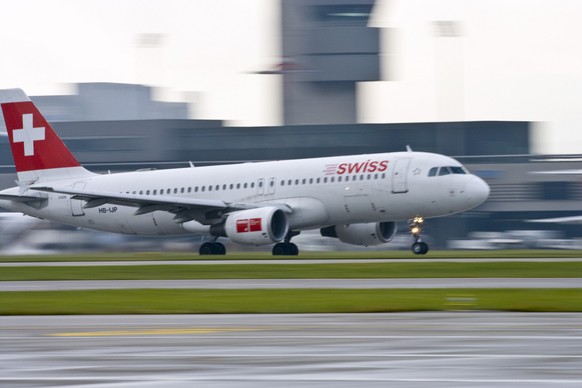 Swiss Airbus A320-214 with the identification HB-IJP takes off on runway 28 at Zurich's airport in Kloten in the canton of Zurich, pictured on October 7, 2008. (KEYSTONE/Gaetan Bally)

Das Swiss Airbus-Flugzeug A320-214 mit der Kennung HB-IJP startet auf Piste 28 am Flughafen Zuerich in Kloten im Kanton Zuerich, aufgenommen am 7. Oktober 2008. (KEYSTONE/Gaetan Bally)