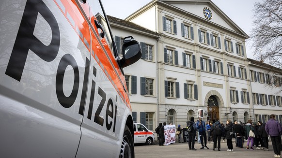 Ein Fahrzeug der Polizei waehrend einer Solidaritaetskundgebung vor vor dem Prozess am Zuercher Obergericht, am Donnerstag, 15. Februar 2024 in Zuerich. Am heutigen Donnerstag stehen drei Zuercher Sta ...
