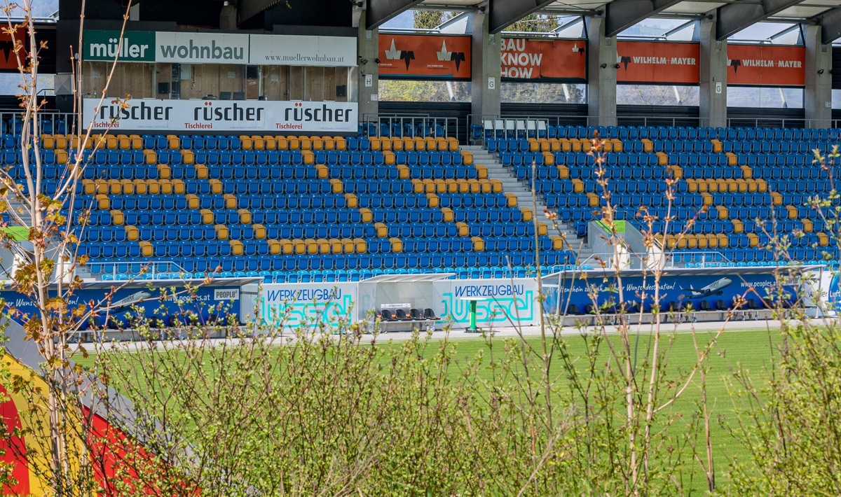 THEMENBILD - das gesperrte Fussballstadion des Cashpoint SCR Altach. Wegen des Coronavirus wurde der Spielbetrieb in der Oesterreichischen Bundesliga eingestellt. Wann Fussballspiele wieder stattfinde ...