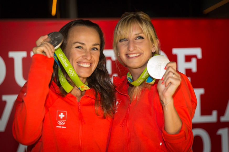 HANDOUT - Timea Bacsinszky, rechts, und Martina Hingis, links, posieren mit ihren Silbermedaillen anlaesslich der Medaillenfeier im House of Switzerland waehrend den Olympischen Sommerspielen in Rio d ...