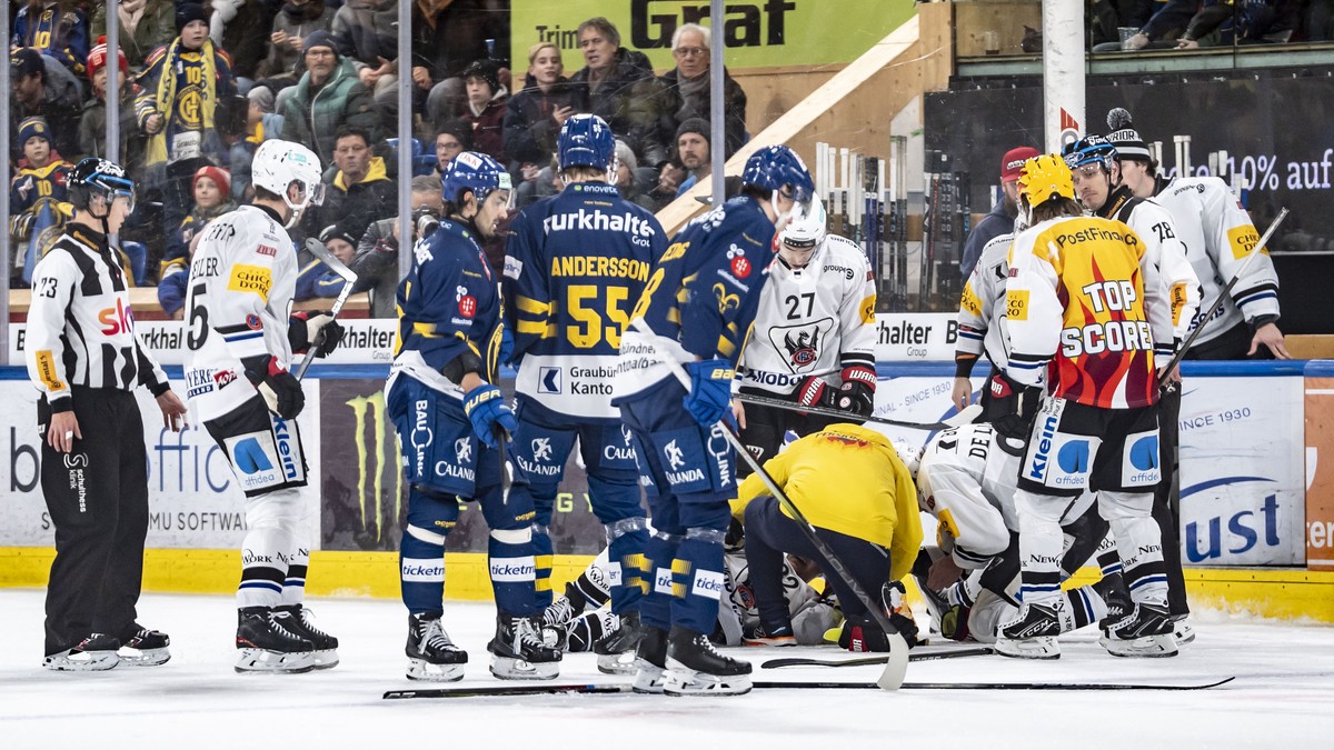 Lucas Wallmark (HCFG) liegt am Boden und wird betreut im Spiel der Eishockey National League zwischen dem HC Davos und dem HC Fribourg Gotteron, am Samstag, 16. November 2024 im Eisstadion Davos in Da ...
