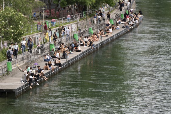 Menschen geniessen das Wetter am Letten,am Donnerstag, 29. Mai 2025 in Zuerich. (KEYSTONE/Til Buergy).
