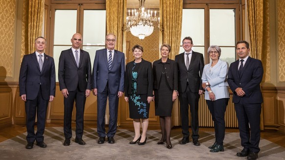 Der neuzusammengesetzte Bundesrat, von links, Bundespraesident Ignazio Cassis, Alain Berset, Guy Parmelin, Viola Amherd, Karin Keller-Sutter, die neugewaehlten Albert Roesti und Elisabeth Baume-Schnei ...