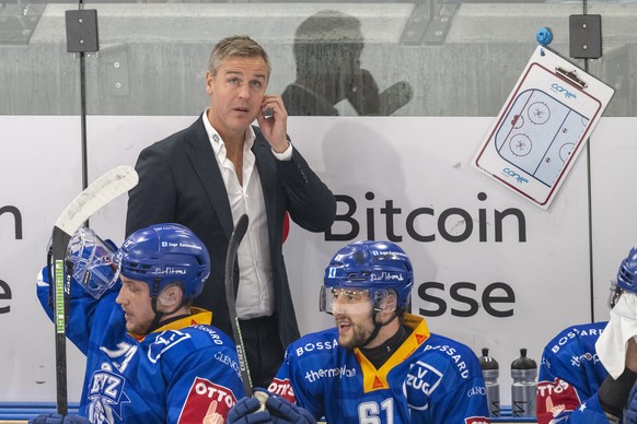 Der Head Coach von Zug, Dan Tangnes, hinten, beim Eishockey Qualifikationsspiel der National League zwischen dem EV Zug und dem HC Ajoie am Mittwoch, 16. Oktober 2024 in Zug. (KEYSTONE/Urs Flueeler).