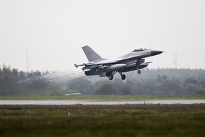 Ein dänischer F-16-Jet hebt ab von einer Luftwaffenbasis in Jutland. Ein Flugzeug des gleichen Typs stürzte am Dienstagnachmittag wegen eines technischen Problems ab.
