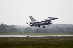 Ein dänischer F-16-Jet hebt ab von einer Luftwaffenbasis in Jutland. Ein Flugzeug des gleichen Typs stürzte am Dienstagnachmittag wegen eines technischen Problems ab.<br data-editable="remove">