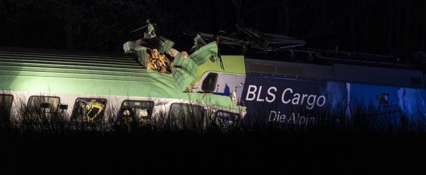 02.04.2020, Baden-Württemberg, Auggen: Feuerwehrfahrzeuge stehen bei dem verunglückten Zug. Der Güterzug, der Lastwagen geladen hatte, ist auf der Rheintalstrecke mit Teilen einer Brücke kollidiert. ( ...