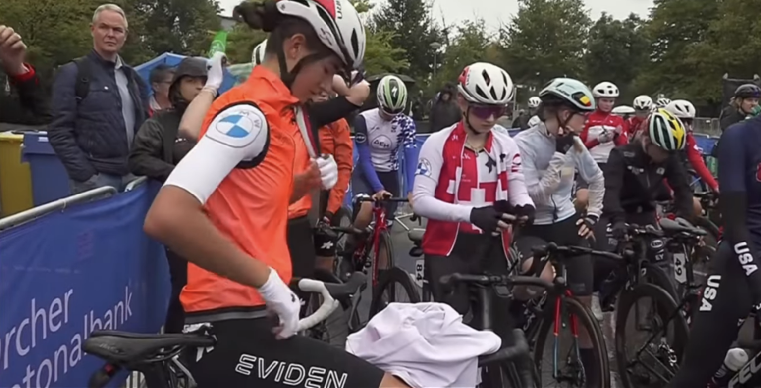 Muriel Furrer bereitet sich auf den Start des U19-WM-Rennens vor.