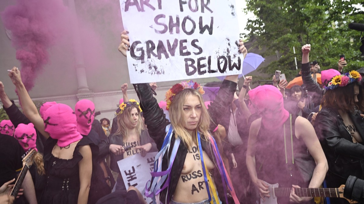 Pussy Riot und Femen stürmen Biennale in Venedig und blockieren russischen Pavillon